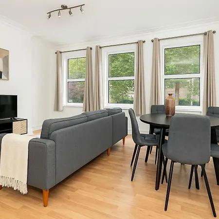 2 Bed Flat In Acton Town Apartamento